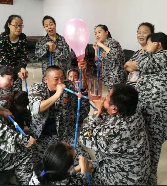 培訓(xùn)快訊培訓(xùn)時(shí)間：6月14日培訓(xùn)單位：某甘肅集團(tuán)蘭州配送有限公司培訓(xùn)課程：拓展培訓(xùn)人數(shù)：35人、觀摩4人蘭州拓展培訓(xùn)蘭州企業(yè)培訓(xùn)