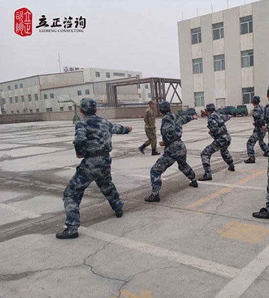 培訓(xùn)快訊培訓(xùn)主題：”班長(zhǎng)管戰(zhàn)士“軍事化拓展訓(xùn)練培訓(xùn)內(nèi)容：管理培訓(xùn)+軍事訓(xùn)練+拓展訓(xùn)練培訓(xùn)對(duì)象：班組長(zhǎng)、值長(zhǎng)、科級(jí)干部、儲(chǔ)備干部、技術(shù)人才課程設(shè)置：《從部隊(duì)的宗旨看企業(yè)的愿景》《從部隊(duì)的紀(jì)律看企業(yè)的規(guī)章