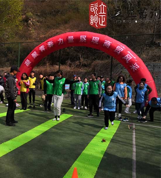 培訓(xùn)快訊培訓(xùn)時(shí)間：4月28日培訓(xùn)地點(diǎn):興隆山城建培訓(xùn)中心培訓(xùn)單位:甘肅交通**公司培訓(xùn)課程:趣味運(yùn)動(dòng)會(huì)部分拓展項(xiàng)目介紹：緬甸橋項(xiàng)目類型：團(tuán)隊(duì)合作項(xiàng)目培訓(xùn)形式：一段軟梯掛在山坳的兩端。學(xué)員必須利用繩梯和