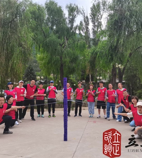 培訓(xùn)快訊培訓(xùn)時(shí)間：2021年7月6日培訓(xùn)地點(diǎn)：榆中興隆山培訓(xùn)單位:甘肅**集團(tuán)**公司培訓(xùn)課程:中青年職工拓展培訓(xùn)班培訓(xùn)項(xiàng)目介紹：合力建塔團(tuán)隊(duì)成員拉緊繩子末端控制塔鉤移動(dòng)，用塔鉤將一塊塊塔吊起并按照教